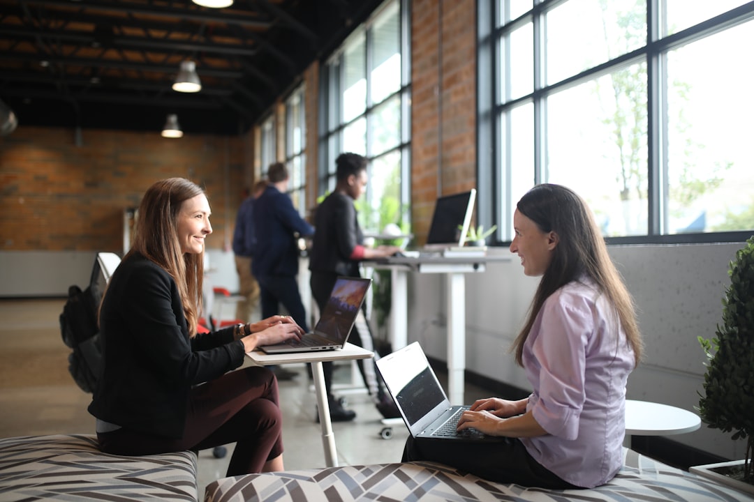 Photo hybrid work benefits